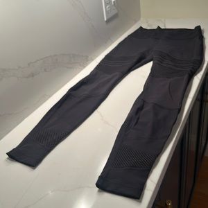Lululemon Wunder Under High Rise Leggings. EUC. Size 6. Mesh detail.